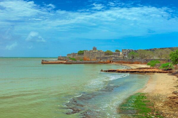 Daman & Diu Coastal Heritage (Luxury Fort & Beach Tour)